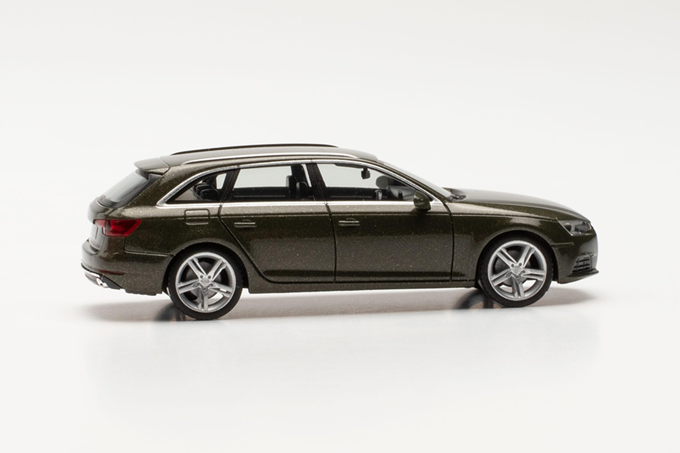 herpa car model Audi A4 Avant, on a scale of 1 : 87, plastic